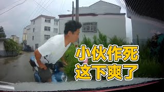 小伙作死，打伞蒙眼骑车，这下爽了｜交通事故｜驾驶技巧｜汽车｜摩托车｜翻车君