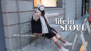 what's in my bag \u0026 days in seoul with friends, online uni, errands, cafes and good food | VIVAIA