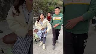 妇女假装身体不舒服想让小伙送她回家，正当小伙追捕答应时美女及时出手阻止，原来这背后竟是一场有预谋的阴谋！#funny #乡村生活 #搞笑视频 #正能量 #原创视频#意想不到的结局【小云优选】