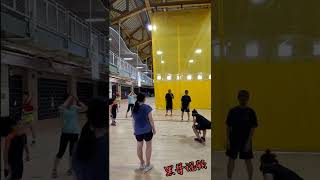 大小美女和帥哥打毽子當成排球打了 lol... play volleyball instead of jianzi