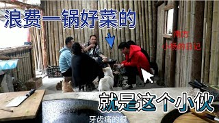 【深山美食】隐居小伙装修房屋，亲戚来帮忙，一大锅辣椒酱炒牛肉，还弄了山上摘的野菜 Stir-fried beef with chili sauce，Wild dish【南方小杨的日记】