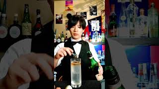 映画｢俺たちに明日はない｣のカクテルを作ります🍸 シャープでドライな味わいです。映画好きのためのバー映画BARローマの休日(岡山市北区奉還町2-14-10)、レシピ参考:映画じかけのカクテル/同文書院