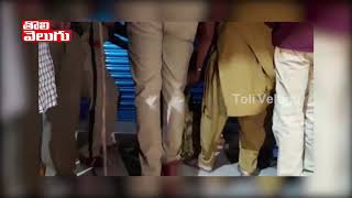 వైన్ షాప్ ఎదుట మహిళ ధర్నా | Police Arrest Women Over Protest At Wine Shop In Colony | Tolivelugu TV