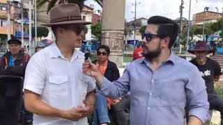 Frank Posso conversa con Andrés Durán, el Chochólogo, en Sangolquí.