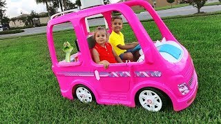 Diana và Roma cưỡi trên chiếc xe Barbie đi cắm trại