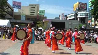 盛岡さんさ踊り20160804　ミスさんさ、ミス横笛、ミス太鼓さんたちの滝の広場でのさんさ踊り披露　パート１　ワイド視点版