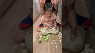 女兒小莫［育兒日常］妹妹像哈士奇拆家一般，一下把積木全拆光了。1y9m3d