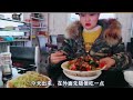 被大雪封了四天，一放出来就猛吃【草原牛美丽】