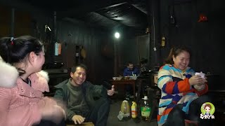 秋子和三嫂聊买背包的事，丫头哥掏出1700块钱，被大嫂一把抢去了