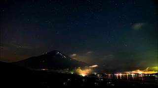 夜の富士山　星と光の共演