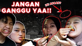 PERTAMA KALI MAKAN DI BELAKANG KUBURAN !! MERINDING GIMANA GITU....