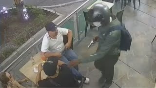 Hurto a mano armada a un hombre en Medellín quedó captado en video