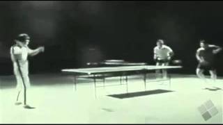 Bruce Lee usa um nunchaku para jogar pingpong