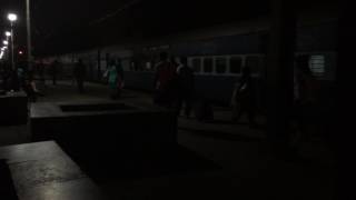 16333 Veraval - Thiruvananthapuram Express Entering Panvel Junction : Indian Railways