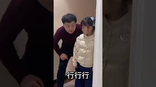 闺女看到妈妈在数钱，父女俩合伙演戏套路妈妈，过程