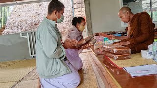 หลวงตาบุญชื่น ญาติธรรมถวายผ้าไตร เพื่อร่วมบุญในวันถวายที่ดินให้หลวงตา เพื่อบริจาคให้ รพ.โพนสวรรค์