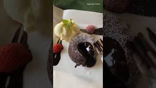 ناس الذوق الرفيع 🤍 عشاق حلويات اللافا الرائعة 😍 مدمني كيك الحشوة السائلة 😋