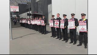 Delta pilots begin to picket