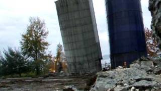 Toppling a cement silo