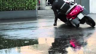 Quadro 4D  test riding on wet tarmac with an extreme lean angle