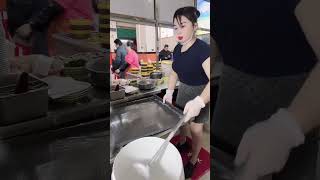 Selling breakfast snacks, the process of making rice noodles