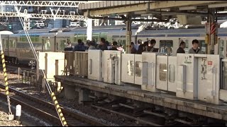 田町駅が終点となる京浜東北線南行E233系の奥ですれ違う上野東京ライン常磐線特急E657系とE531系