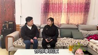 女友为了不让男友在家被债主讨债，把未来岳母留的嫁妆取出来还账