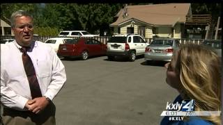 Ex-employee sues Red Robin alleging racial discrimination, wrongful termination
