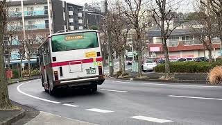 東急バスNJ8793 発車　NJ472 通過