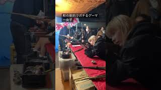 屋台の射的でガチの姿勢を見せるゲーマー女子