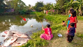 Fishing Video || A very skilled woman is fishing in the village pond using hooks || Catching fish