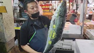 【職人技】30年魚を捌き続けた男の特大ブリ捌き方　How to prepare large fish