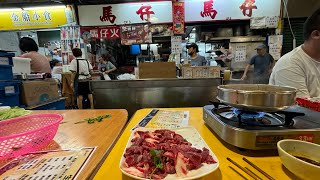 《香港十大美食》九龍城街市熟食中心，《馬仔粉麵》特濃沙嗲火鍋，打邊爐必配手切牛肉／出前一丁 變沙嗲牛麵！