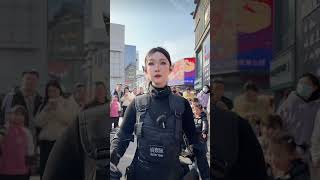 AI机器人白栀街头表演秀。引路人围观，真假难辨。性感美女机器人。AI robot imitation show.Sexy beauty robot.