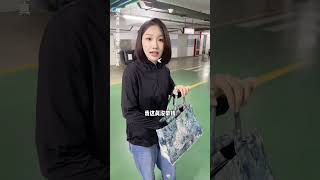 性感美女慘遭搶劫，歹徒妄想劫財劫色，看到美女包裡的東西後卻瞬間傻眼！#tiktok #fyp #路曼LuMan