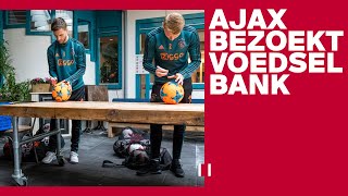 Ajacieden delen ballen uit bij Voedselbank: 'Heel mooi om te doen'