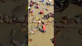 हरकी पौड़ी गंगा जी में सोना-चांदी ढूंढते लोग|| New Video Haridwar Uttrakhand