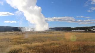 Ausbruch des ‎Old Faithful Geyser im Yellowstone National Park