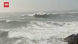 Dramatis, Nelayan Naik ke Perahu Karam Usai Dihantam Ombak
