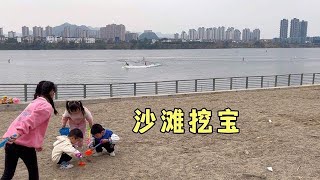 周末宝妈和弯弯带孩子们去沙滩游玩，天气虽凉沙滩却依然热闹