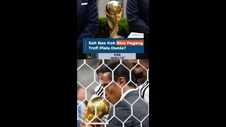 Salt Bae Kok Bisa Pegang Trofi Piala Dunia?