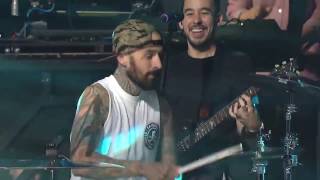 Linkin Park Feat Travis Barker - Bleed It Out
