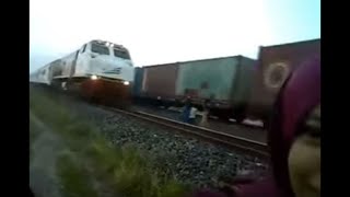 Graban momento en que tren arrolla a niño en Indonesia