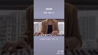 《MOM》(蓝心羽)天空是蔚蓝色，窗外有千纸鹤，陪我弹琴写歌每一分每一刻，写下了一首歌，是送给妈妈的~