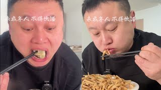 钻进一家老大姐把持口味的啤酒屋点了四个菜哈上点