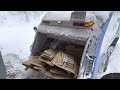 パッカー車ダンボール積込　雪の日