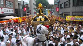 DSCF6141神田明神20150509祭礼 参道にお神輿が到着