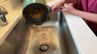 Kitchen Gizmo Snap N' Strain: The Clip-On Strainer You Didn't Know You Needed! 🍝💧