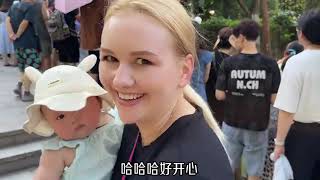 俄罗斯媳妇嫁到中国，老公上交工资，惊呆了：哇，女人地位真高！