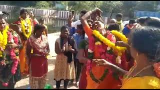 கோவைமீரா அம்மா ரெஜீனா ரக்ஷ்னா கோவிலில் நேர்த்திக்கடன் செலுத்தும் காட்சி